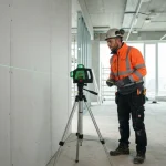 Kako izbrati popolno lasersko nivelirno napravo za natančne gradbene in mojstrske projekte